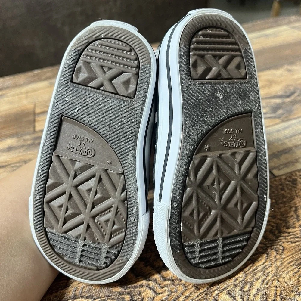 Converse All Star Kids Chuck Taylors High Top Sneakers Toddlers Sz 5 Sharks